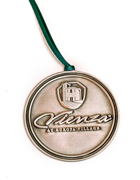 Vienza Medallion Ornament 1